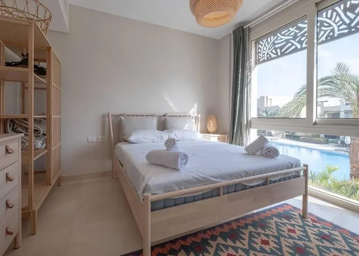 Newly Furnished & Bright 2br Apt: Mangroovy Daire